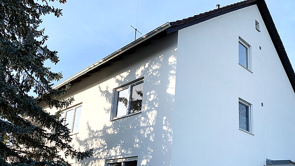 Helle Fassade in Weiß, frisch gestrichen