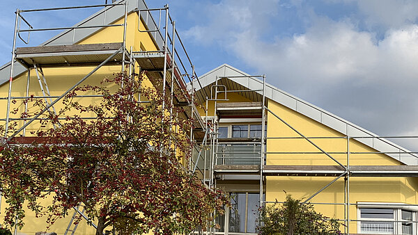 Gelb gestrichene Fassade, frisch saniert