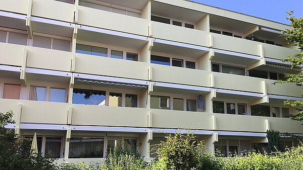 Mehrfamilienhaus mit neuer Fassade