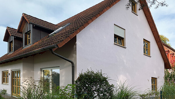 Wohnhaus in zartem Rosa