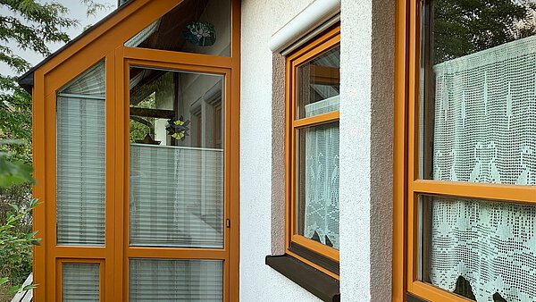 Fenster mit Rahmen, sauber lackiert