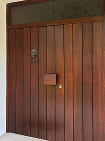 Haustür, sorgfältig lackiert