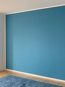 Blau gestrichene Wand